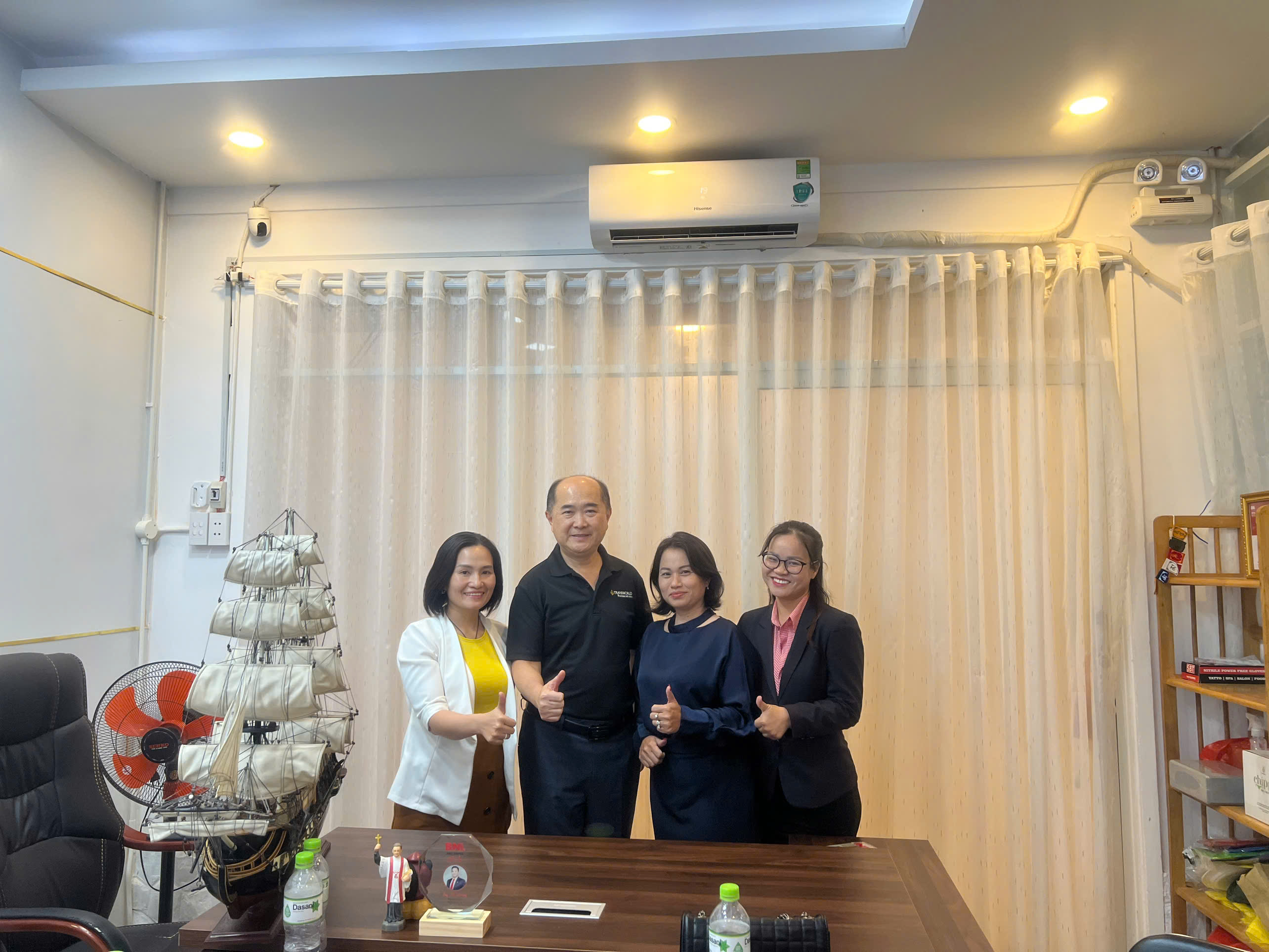 Chụp ảnh lưu niệm cùng đoàn Chủ tịch BNI Việt Nam